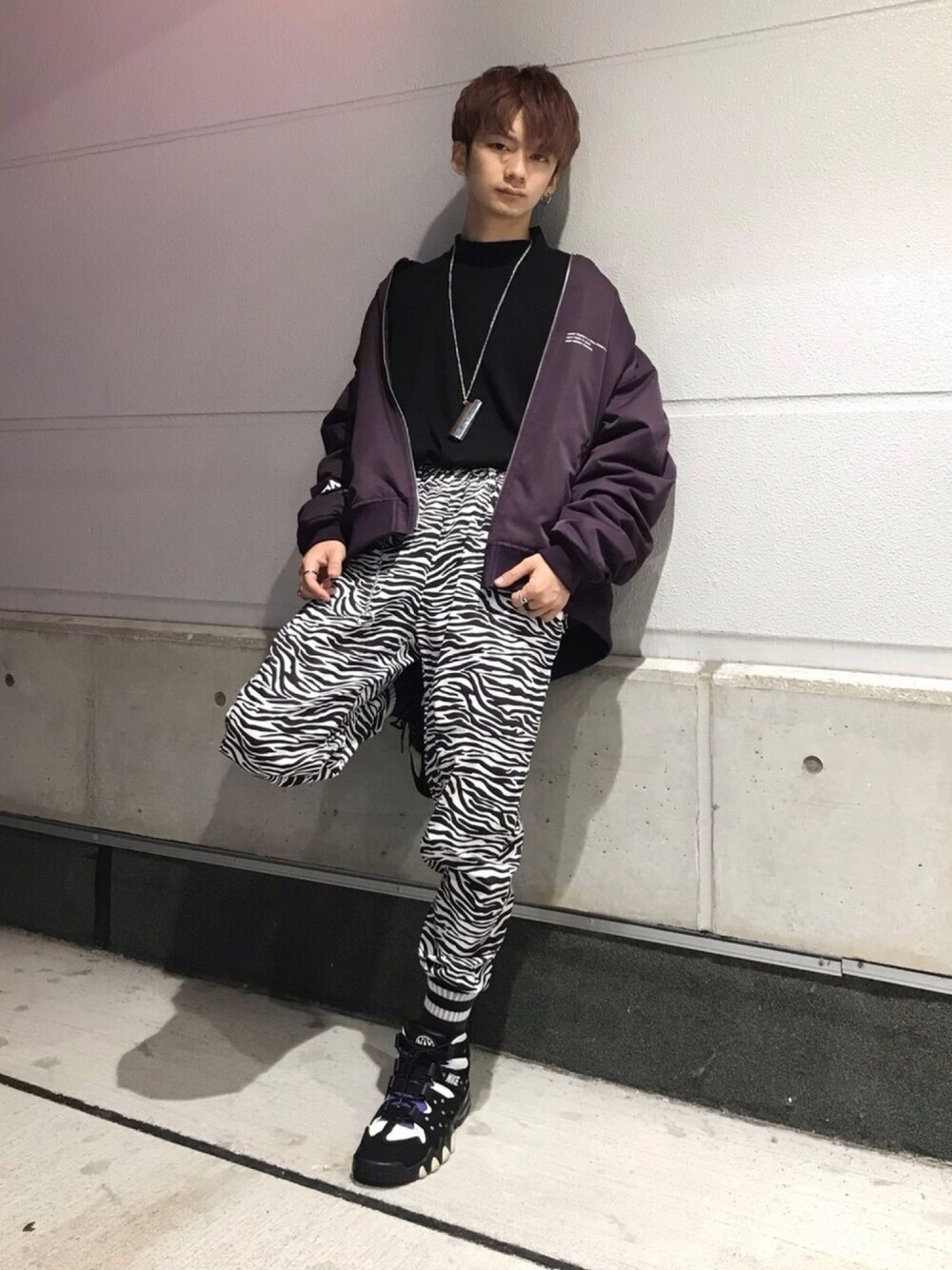 パープル系のMA-1、ブラック系のTシャツ/カットソー、その他のその他パンツを着用したメンズの秋コーディネートの1枚目の写真