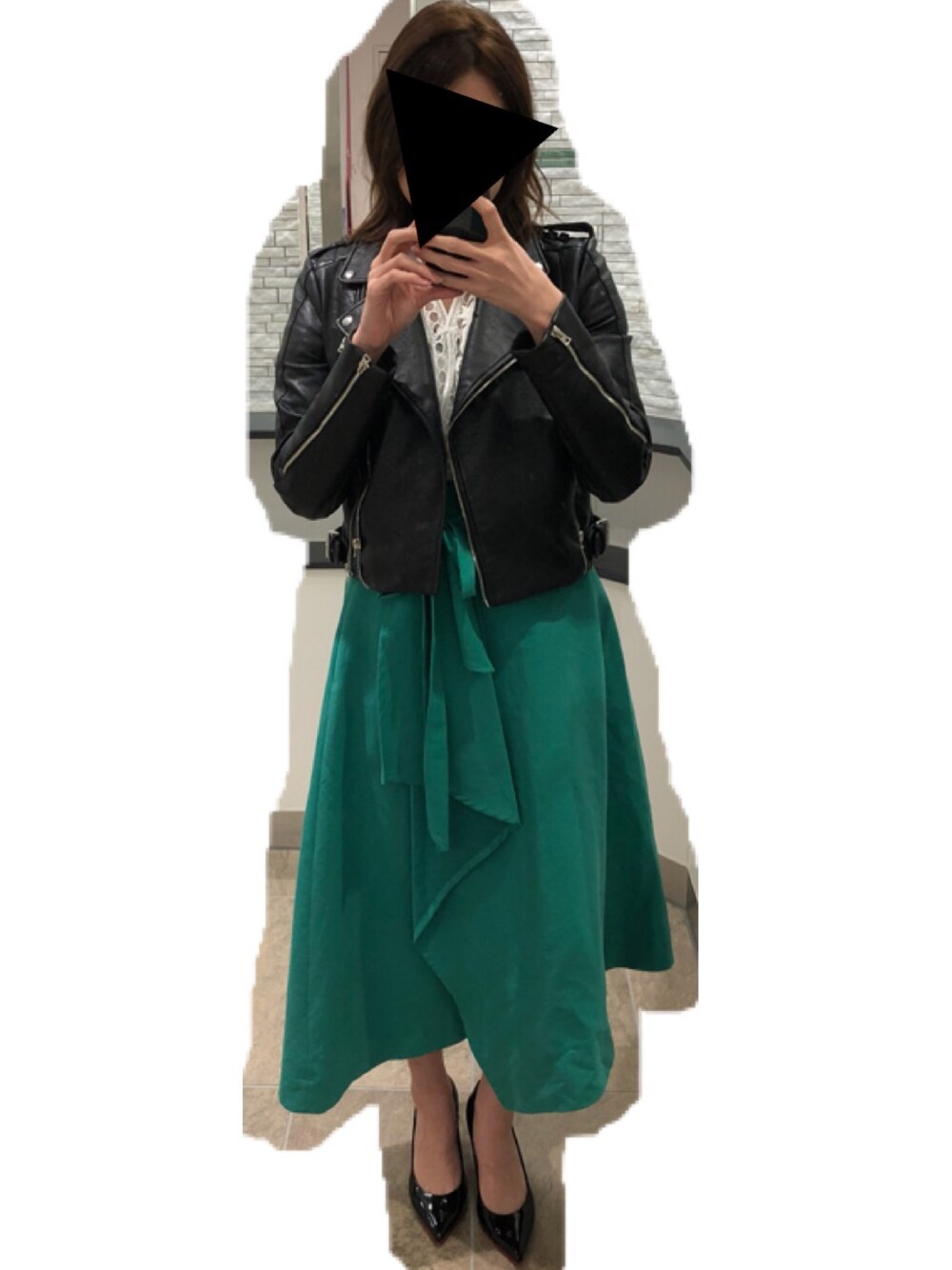 「GRACE CONTINENTAL、ZARA、DIANA、FRAY I.D、星柄、グリーンスカート、肌ウーノ、カラースカート、ライダース、ロングスカート」｜「FRAY I.Dのアシンメトリーフレアスカート（スカート、グリーン系）」を使った、れいちぇるさん（レディース・165cm）の春コーディネートの1枚目の写真