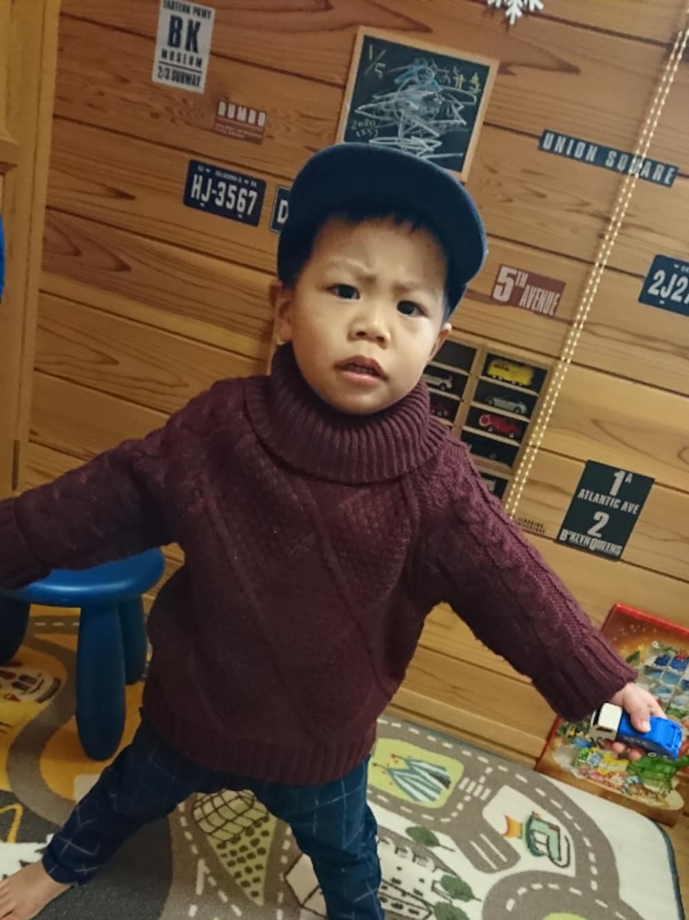 「ニット、キッズモデル、フユコーデ、雪、kids、キッズコーデ、男の子、2歳」｜「MARKEY'Sのアイテム（ニット/セーター、レッド系）」を使った、おりくんさん（キッズ・90cm）の冬コーディネートの1枚目の写真