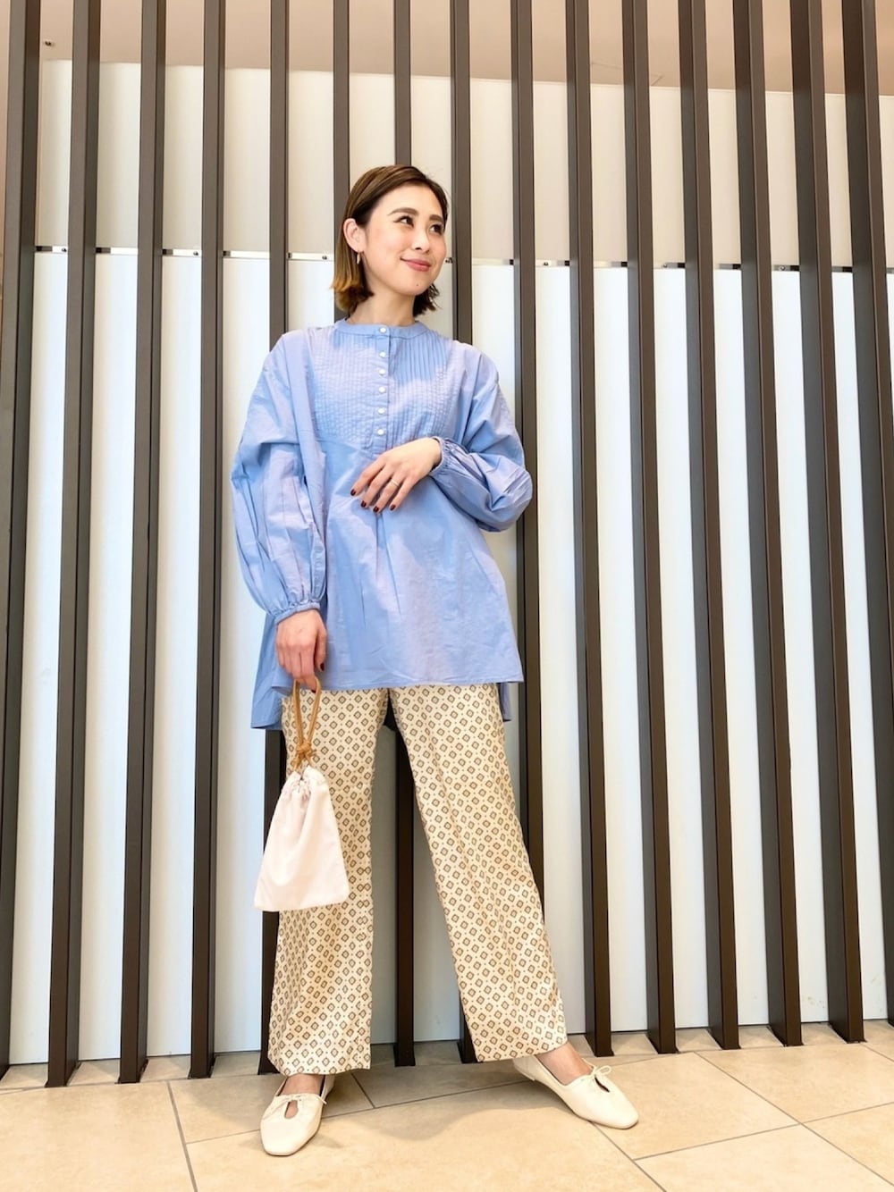 ブルー系のシャツ/ブラウス、ホワイト系のその他パンツ、ホワイト系のショルダーバッグを着用したレディースの冬コーディネートの1枚目の写真