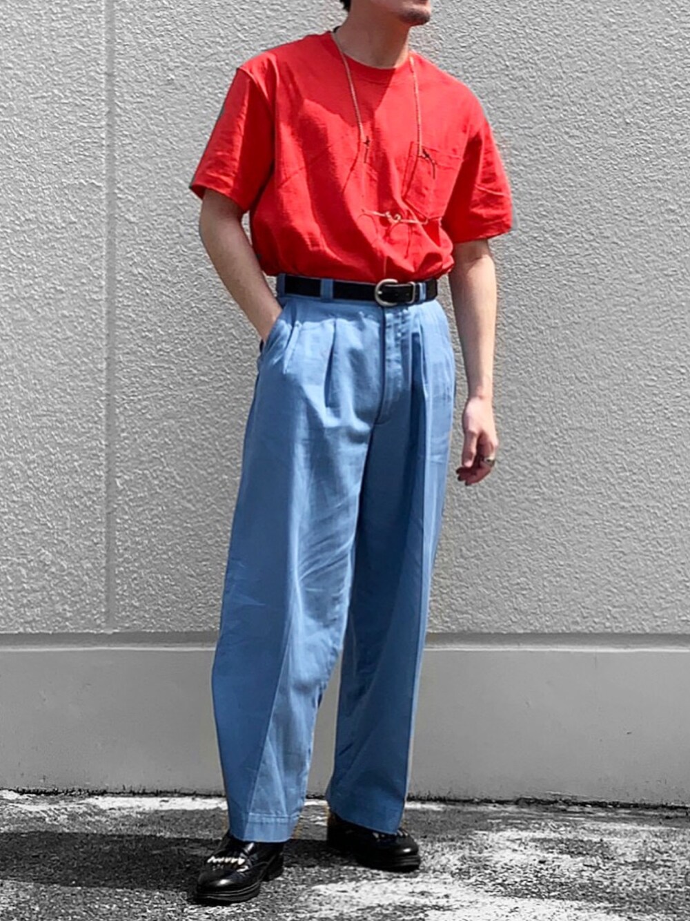 「summer、VINTAGE、90’s、スラックス、カラーパンツ、タックイン、ootd、レザーシューズ、きれいめカジュアル、URBAN RESEARCH」｜「URBAN RESEARCHのアイテム（Tシャツ/カットソー、レッド系）」を使った、yusukeさん（メンズ・170cm）の夏コーディネートの1枚目の写真