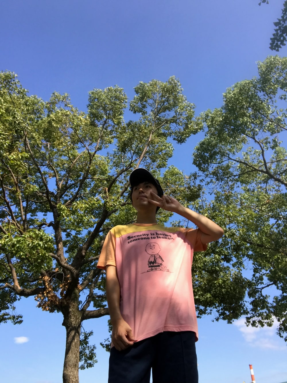 「ラブアンドピース2018、スヌーピーT、スヌーピー、トラックパンツ、Tシャツ、キャップ、ラクチンコーデ、休日スタイル、チャーリー・ブラウン」｜「no brandのアイテム（キャップ、ブラック系）」を使った、たかひとさん（メンズ・171cm）の秋コーディネートの1枚目の写真