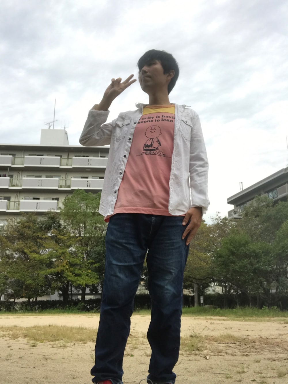 「ラブアンドピース2018、ユニクロ、ユニクロコーデ、ZARA、ラクチンコーデ、スヌーピー、チャーリー・ブラウン」｜「UNIQLOのアイテム（Tシャツ/カットソー、ピンク系）」を使った、たかひとさん（メンズ・171cm）の秋コーディネートの1枚目の写真