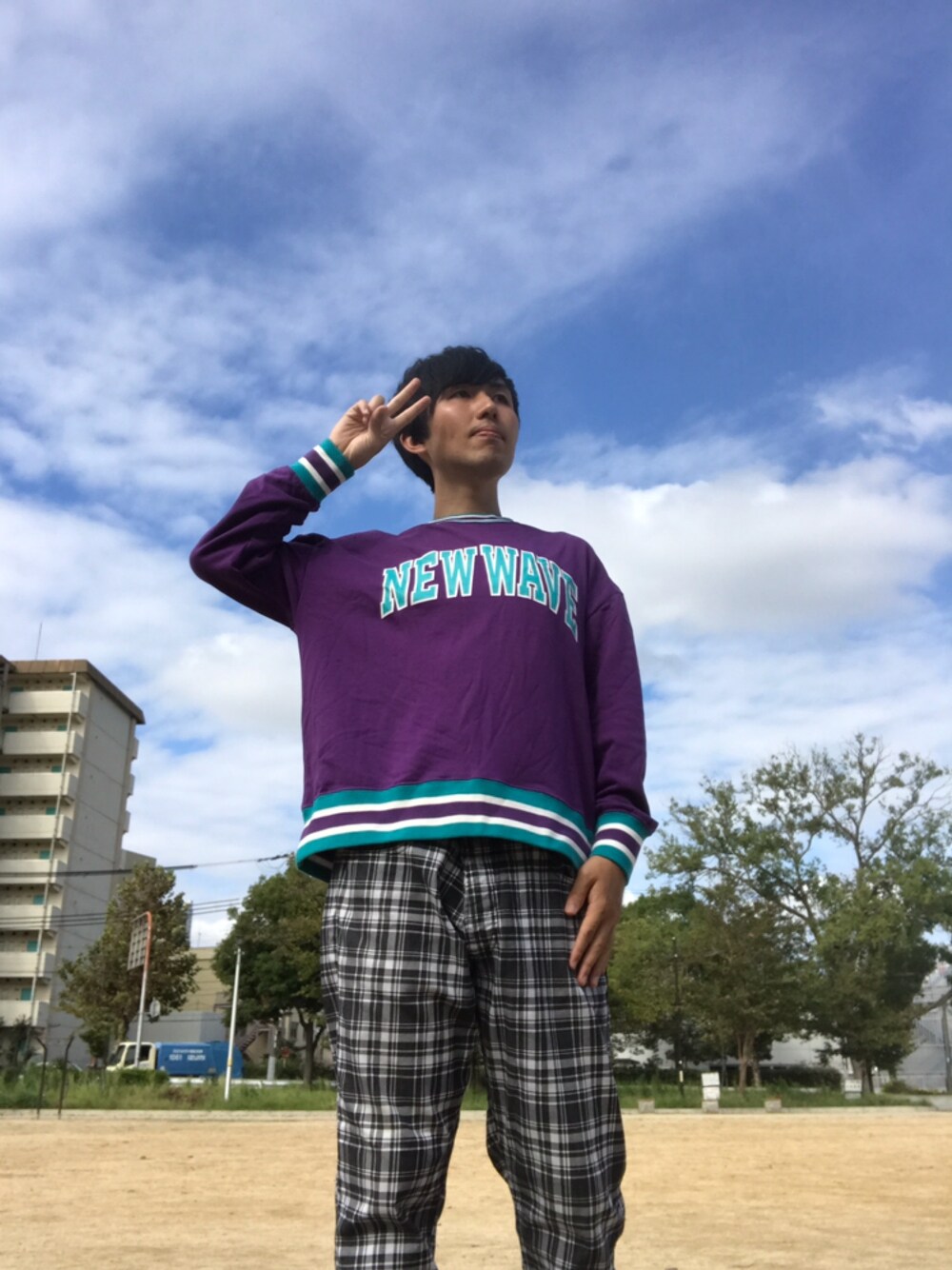 「ラブアンドピース2018、チェックパンツ、スウェット、トレーナー」｜「SPINNSのアイテム（スウェット、パープル系）」を使った、たかひとさん（メンズ・171cm）の秋コーディネートの1枚目の写真
