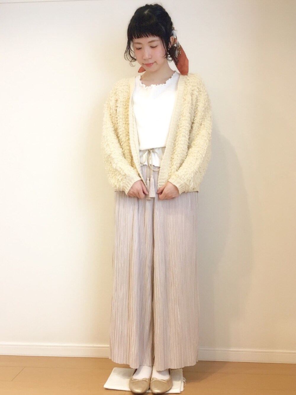 「白、ワントーンコーデ、ホワイトコーデ、ローリーズファーム(LOWRYS FARM)、ループカーディガン、プリーツパンツ」｜「LOWRYS FARMのシャイニープリーツパンツ　746980 （その他パンツ、ベージュ系）」を使った、＊kana＊さん（レディース・165cm）の春コーディネートの1枚目の写真