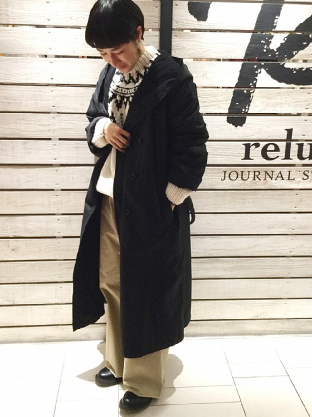 「コート、ニット、パンツ、カジュアル、冬コーデ、ワイドパンツ、パンツスタイル、JOURNAL STANDARD relume、relume、オトナ女子」｜「soilの【SOIL/ソイル】HOODED LONG COAT WITH BELT:コート#（その他アウター、ブラック系）」を使った、JOURNAL STANDARD relume 天王寺店 スタッフさん（レディース・159cm）の冬コーディネートの1枚目の写真