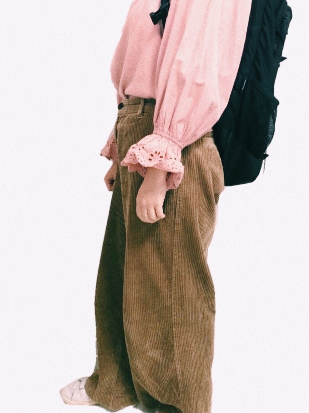 「秋、パンツスタイル、コーデュロイパンツ、スタンスミスベルクロ、wcloset」｜「w closetのアイテム（Tシャツ/カットソー、ピンク系）」を使った、みさん（レディース・158cm）の秋コーディネートの1枚目の写真