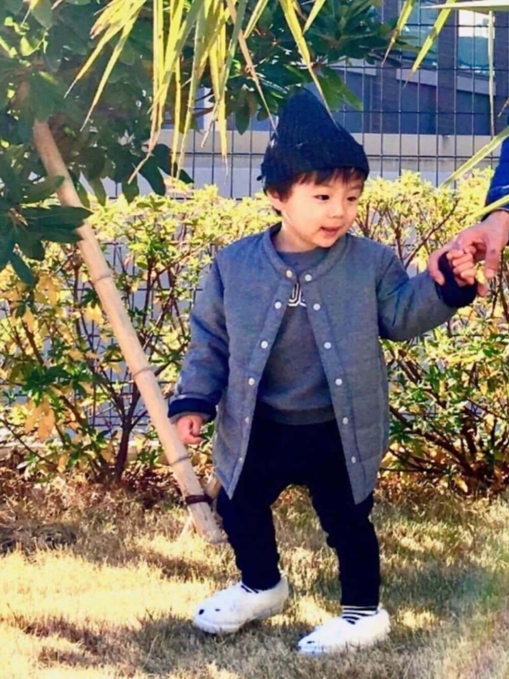 グレー系のナイロンジャケット、グレー系のスウェット、ブラック系のその他パンツを着用したキッズの冬コーディネートの1枚目の写真