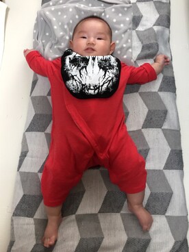 「アイテム（ロンパース、レッド系）」を使った、ミルコさん（キッズ・60cm）の春コーディネート