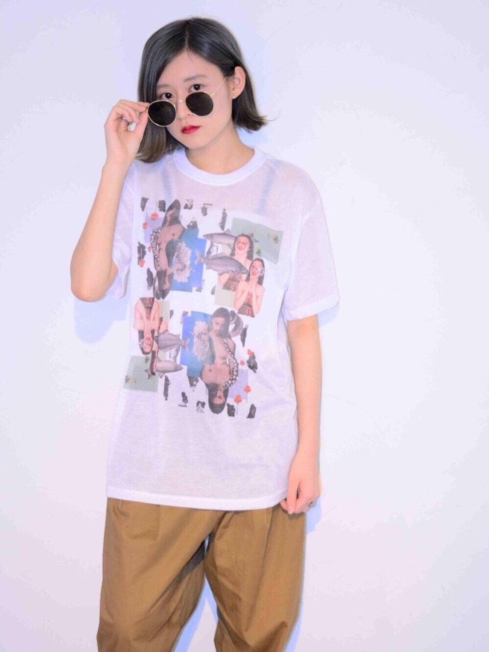 ホワイト系のTシャツ/カットソーを着用したレディースの春コーディネートの1枚目の写真