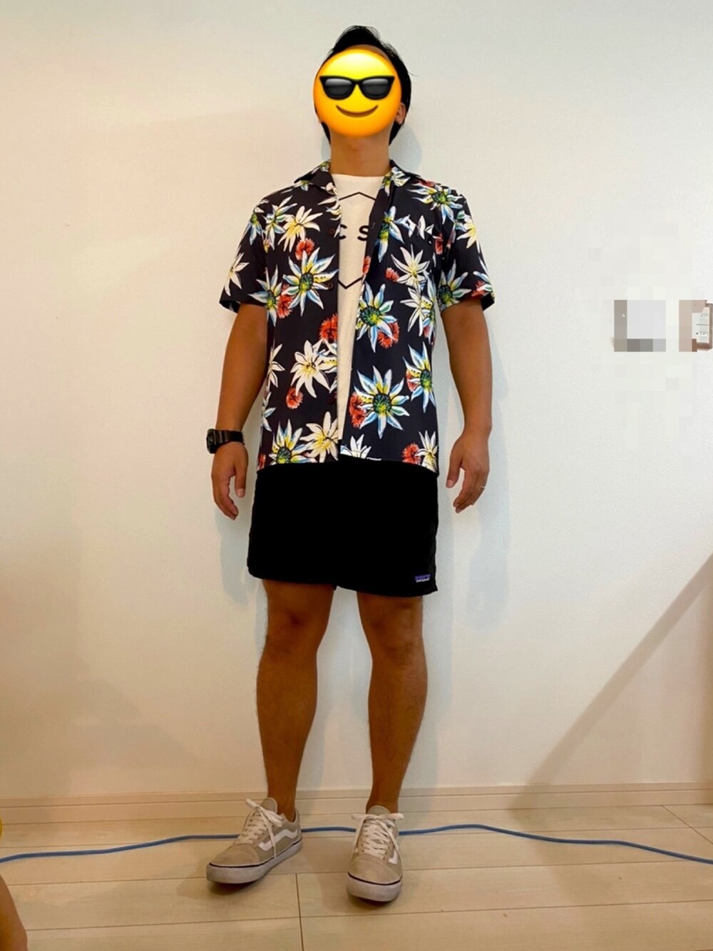 「patagonia、VANS、シャツ好き集まれ、シャツスタイル、開襟シャツ、バギーズショーツ、大人カジュアル、Tシャツ、ブラック、モノトーン」｜「Quiksilverの半袖シャツ QUIKSILVER TECH QSH192070（シャツ/ブラウス、ブラック系）」を使った、oyabaka jさん（メンズ・168cm）の夏コーディネートの1枚目の写真