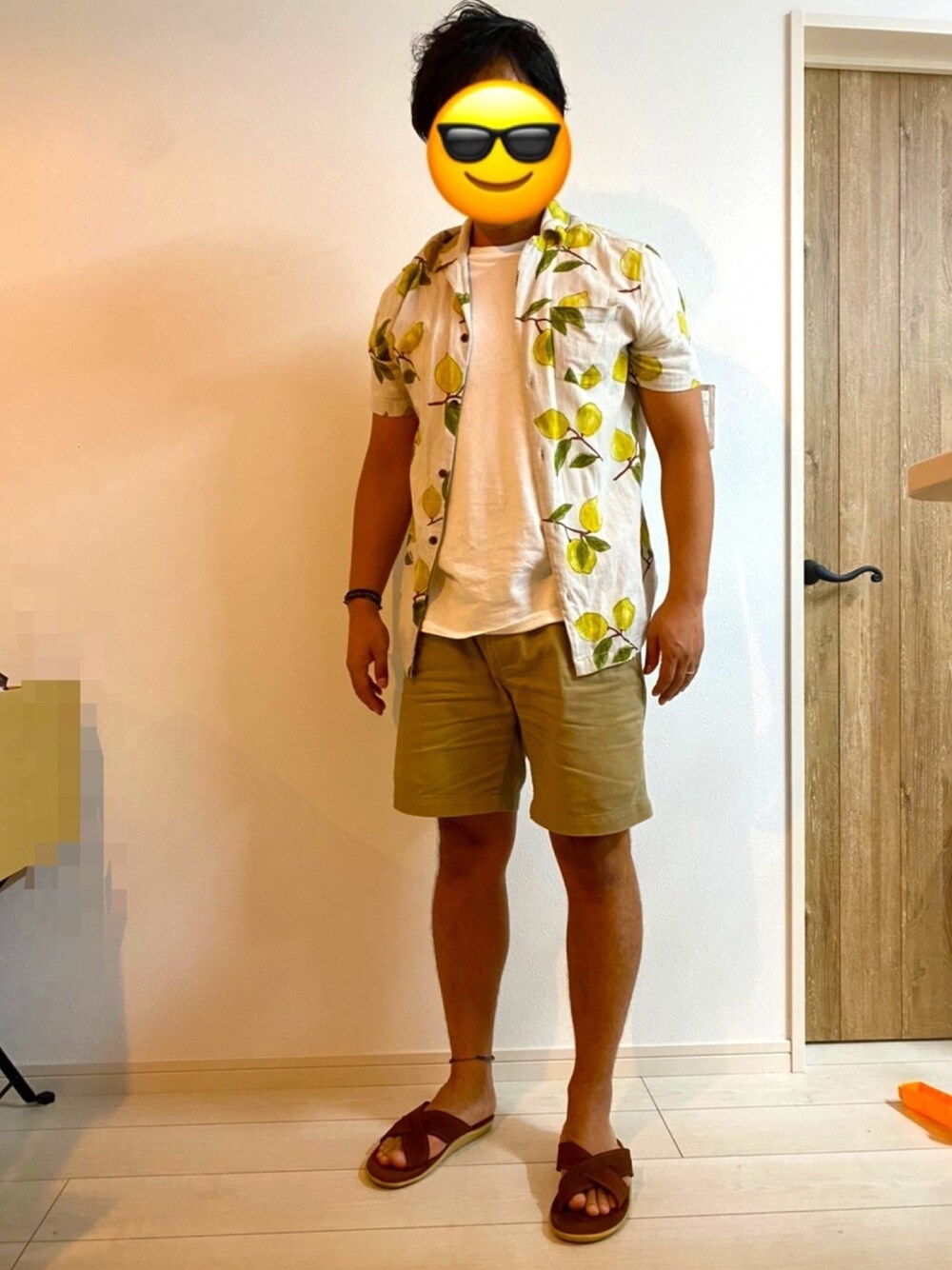 「ショートパンツ、ショーツ、シャツスタイル、夏コーデ、banks、ISLAND SLIPPER、サンダル、サーフスタイル、オトナカジュアル、休日スタイル」｜「BANKSのアイテム（シャツ/ブラウス、ベージュ系）」を使った、oyabaka jさん（メンズ・168cm）の夏コーディネートの1枚目の写真