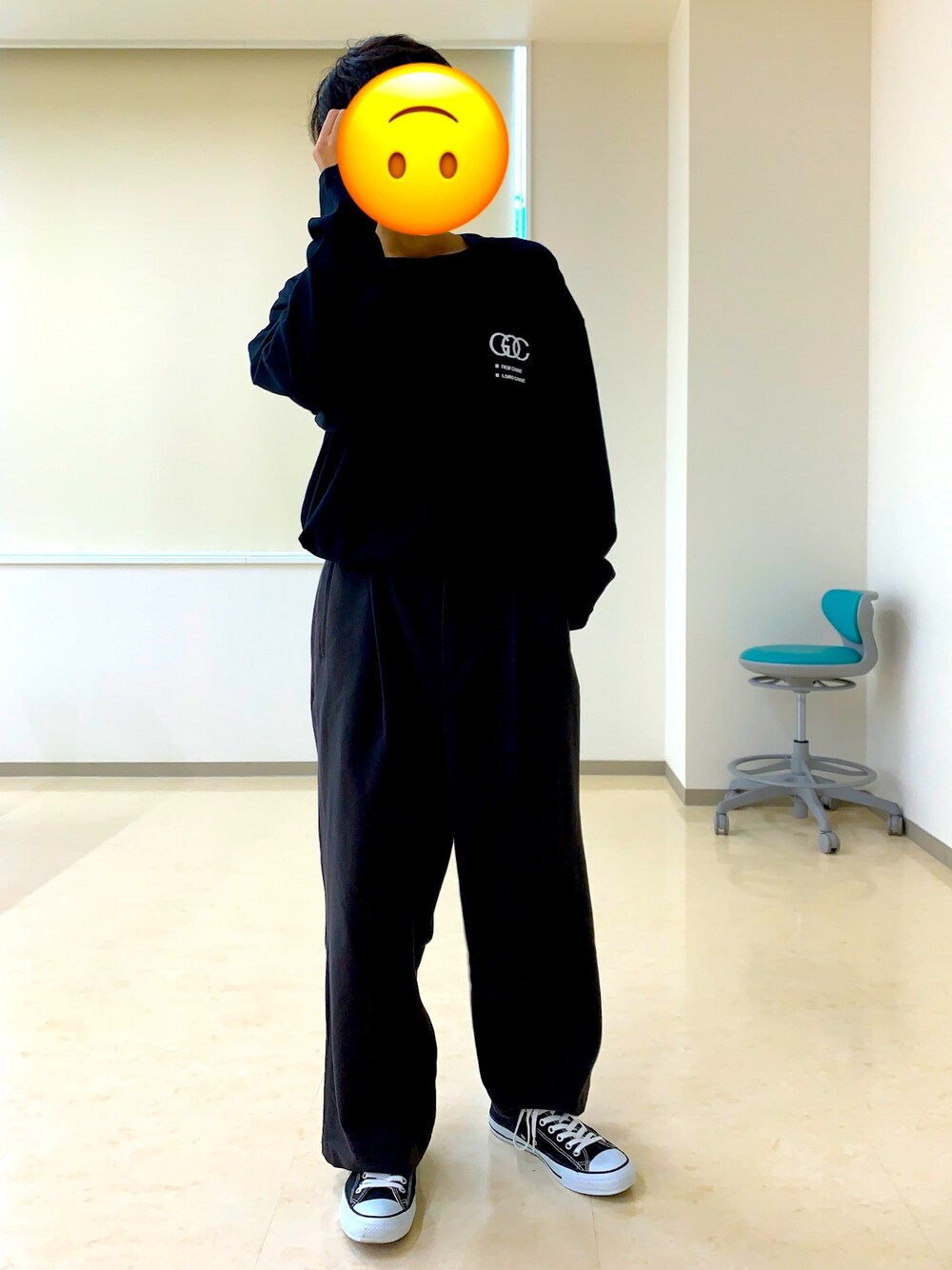 「ワイドパンツ、オールブラック、だいがくせい、勉強しろ、撮り方下手、オーバーサイズ」｜「MONO-MARTのTRタックワイドパンツ テーパードスラックス フレアワイドパンツ/セットアップ可（スラックス、ブラック系）」を使った、とももももさん（メンズ・165cm）の秋コーディネートの1枚目の写真
