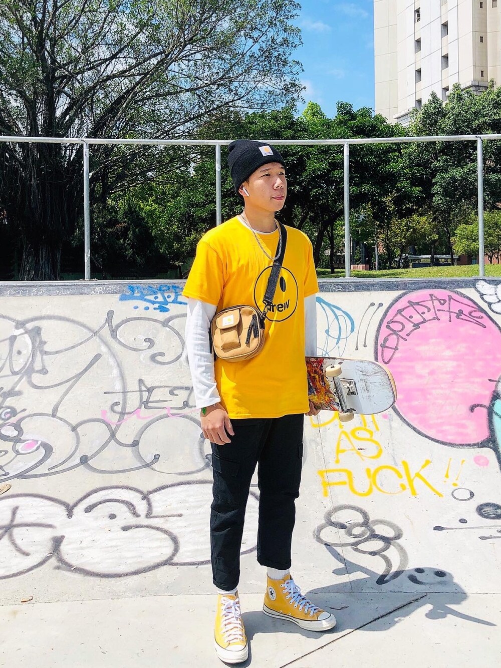 「ootd、街頭穿搭、球鞋、converse、休閒」｜「Carharttのカーハート CARHARTT / ワッチキャップ A205 ACRYLIC KNIT HAT（キャップ、ブラック系）」を使った、Steveさん（メンズ・173cm）の春コーディネートの1枚目の写真