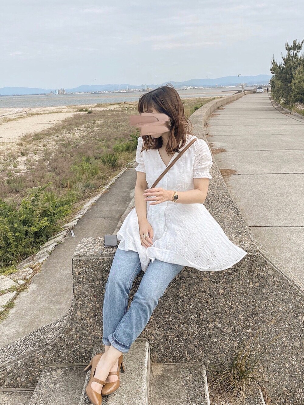 「夏コーデ、ホワイトコーデ、デニム、GRL、17kg、プチプラコーデ、シンプルコーデ、GU、お洒落さんとつながりたい」｜「17kgのアイテム（ワンピース/ドレス、ホワイト系）」を使った、ぷるさん（レディース・157cm）の夏コーディネートの1枚目の写真