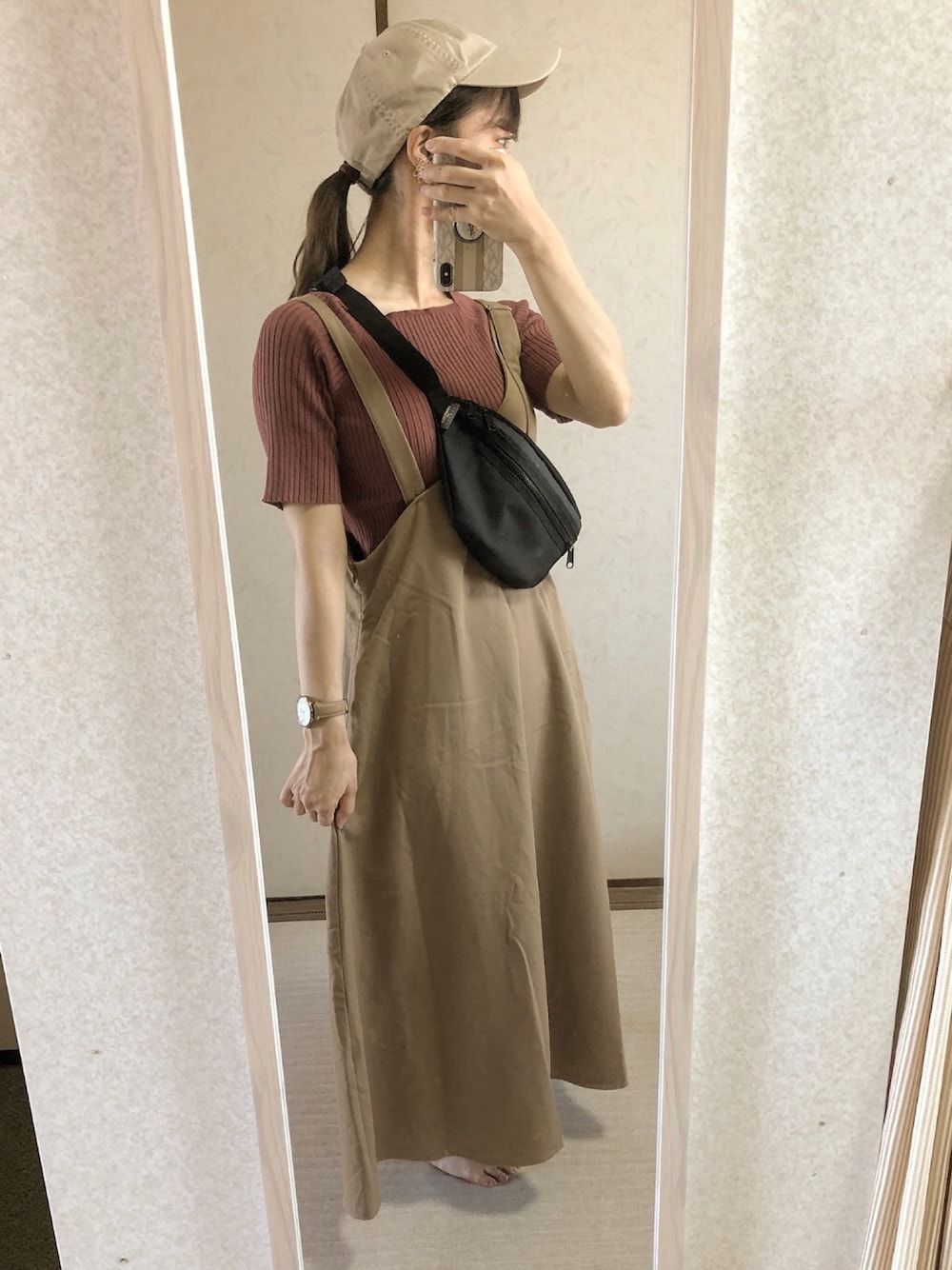 「大人カジュアル、秋コーデ、休日スタイル、プチプラ、ベージュコーデ、キャップコーデ、キャップ女子、ワンピース、ootd」｜「GUのアイテム（ボディバッグ/ウエストポーチ、ブラック系）」を使った、ぷるさん（レディース・157cm）の秋コーディネートの1枚目の写真