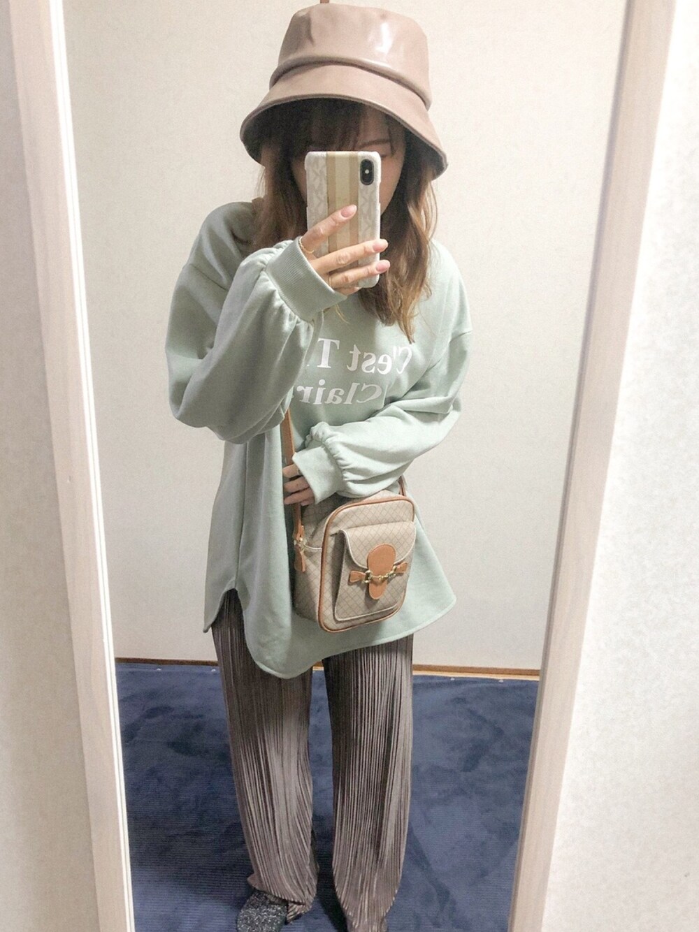 「ootd、ゆるコーデ、秋コーデ、プチプラコーデ、くすみカラー、しまむら、GRL、バケットハット」｜「しまむらのアイテム（トップス、グリーン系）」を使った、ぷるさん（レディース・157cm）の秋コーディネートの1枚目の写真