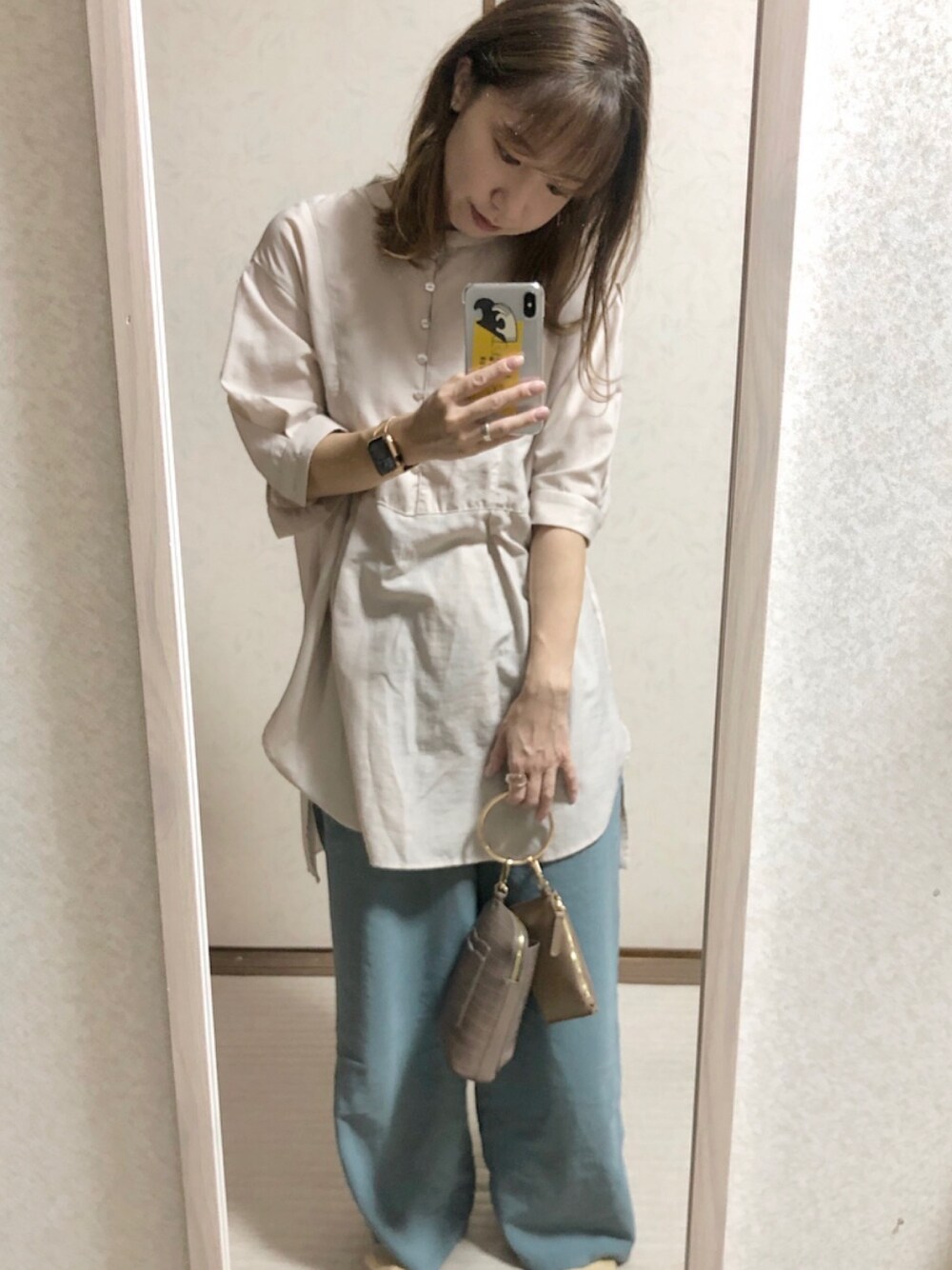 「今日のコーデ、おしゃれさんと繋がりたい、パンツコーデ、プチプラコーデ、リラックススタイル、シアーシャツ、ミニバッグ、しまむら、GU、夏コーデ」｜「w closetのバンドネック後開きリボン付きタック袖プルオーバー（Tシャツ/カットソー、ベージュ系）」を使った、ぷるさん（レディース・157cm）の夏コーディネートの1枚目の写真