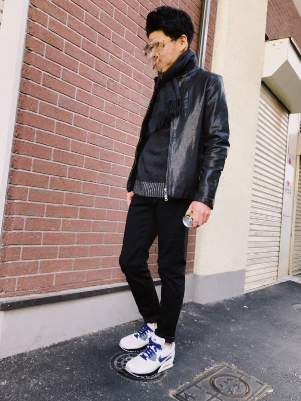 「エアマックス90、カスタムスニーカー」｜「URBAN RESEARCH DOORSのアイテム（ニット/セーター、グレー系）」を使った、ｍeguさん（メンズ・171cm）の秋コーディネートの1枚目の写真