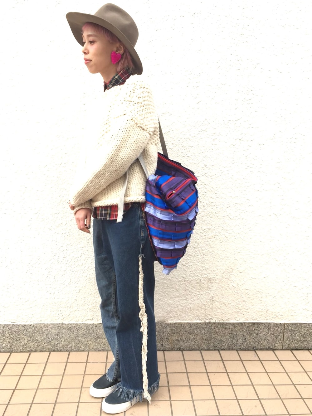 「ビームスボーイ、スニーカー、カオパオシュ、ハット、ノンネイティブ、77circa、ナナナナサーカ、デニム」｜「kao pao shuのアイテム（バッグ、ブルー系）」を使った、adocoaさん（レディース・162cm）の秋コーディネートの1枚目の写真