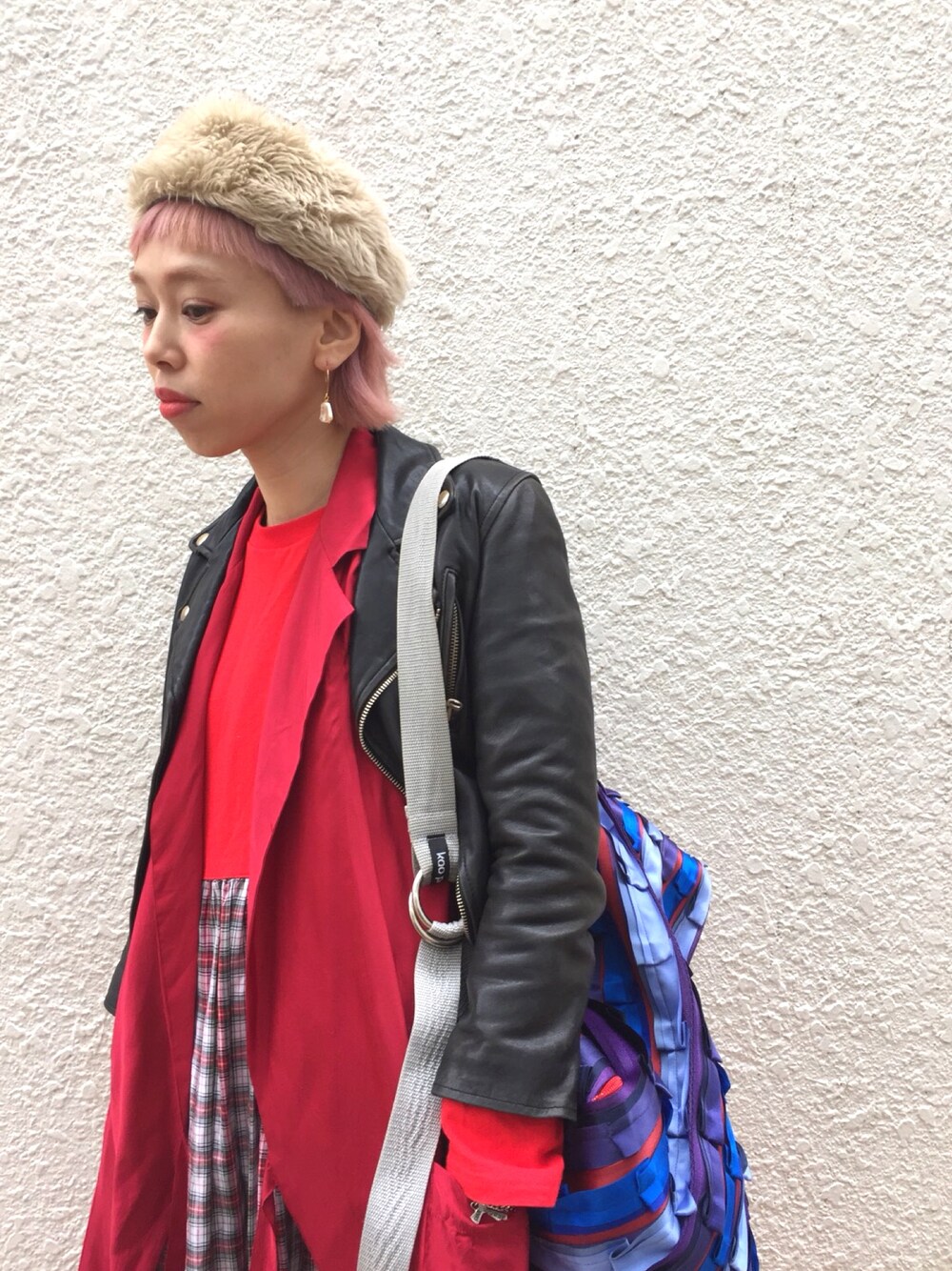 「ヒッピネス、カシュクール、赤、赤ワンピース、beamsboy、ファーヘアバンド、beautiful people、ライダース」｜「beautiful peopleのアイテム（ライダースジャケット、ブラック系）」を使った、adocoaさん（レディース・162cm）の秋コーディネートの1枚目の写真