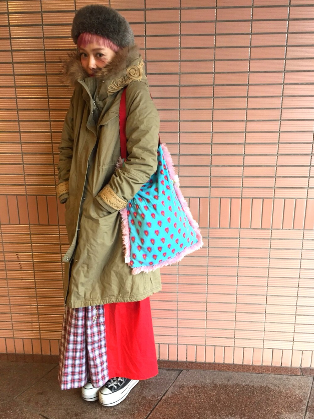 「冬、あか、ワンピース、MIMAE、DiamondWhipess、beamsboy、ファーヘアバンド、厚底スニーカー、NADIA、archi」｜「MIMAEのアイテム（ワンピース、レッド系）」を使った、adocoaさん（レディース・162cm）の秋コーディネートの1枚目の写真