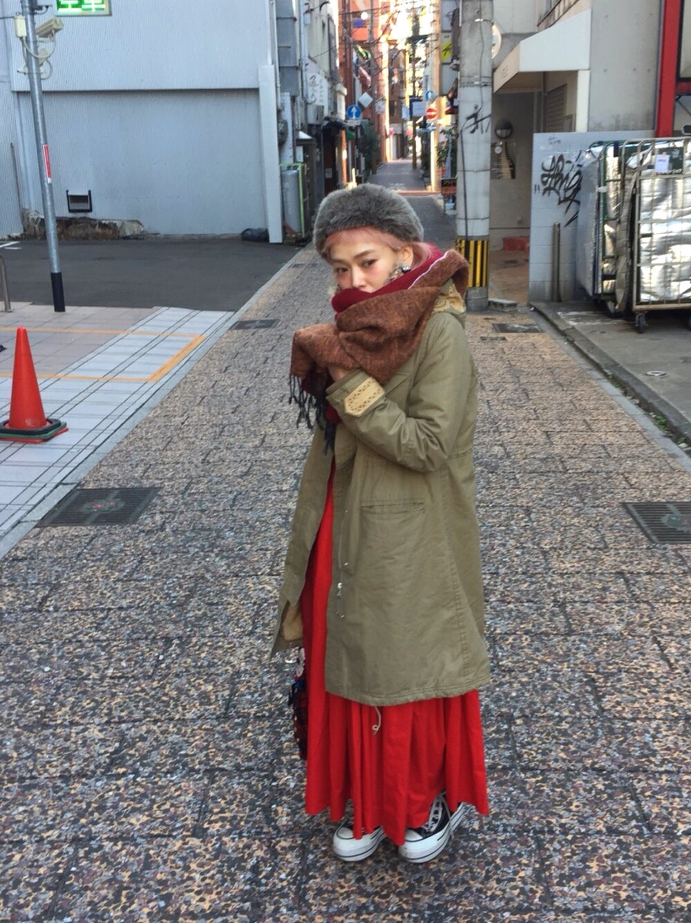 「archi、ワンピース、赤、MIMAE、ビームスボーイ、converse、NADIA、厚底スニーカー」｜「ARCHIのアイテム（ジャケット/アウター、グリーン系）」を使った、adocoaさん（レディース・162cm）の冬コーディネートの1枚目の写真