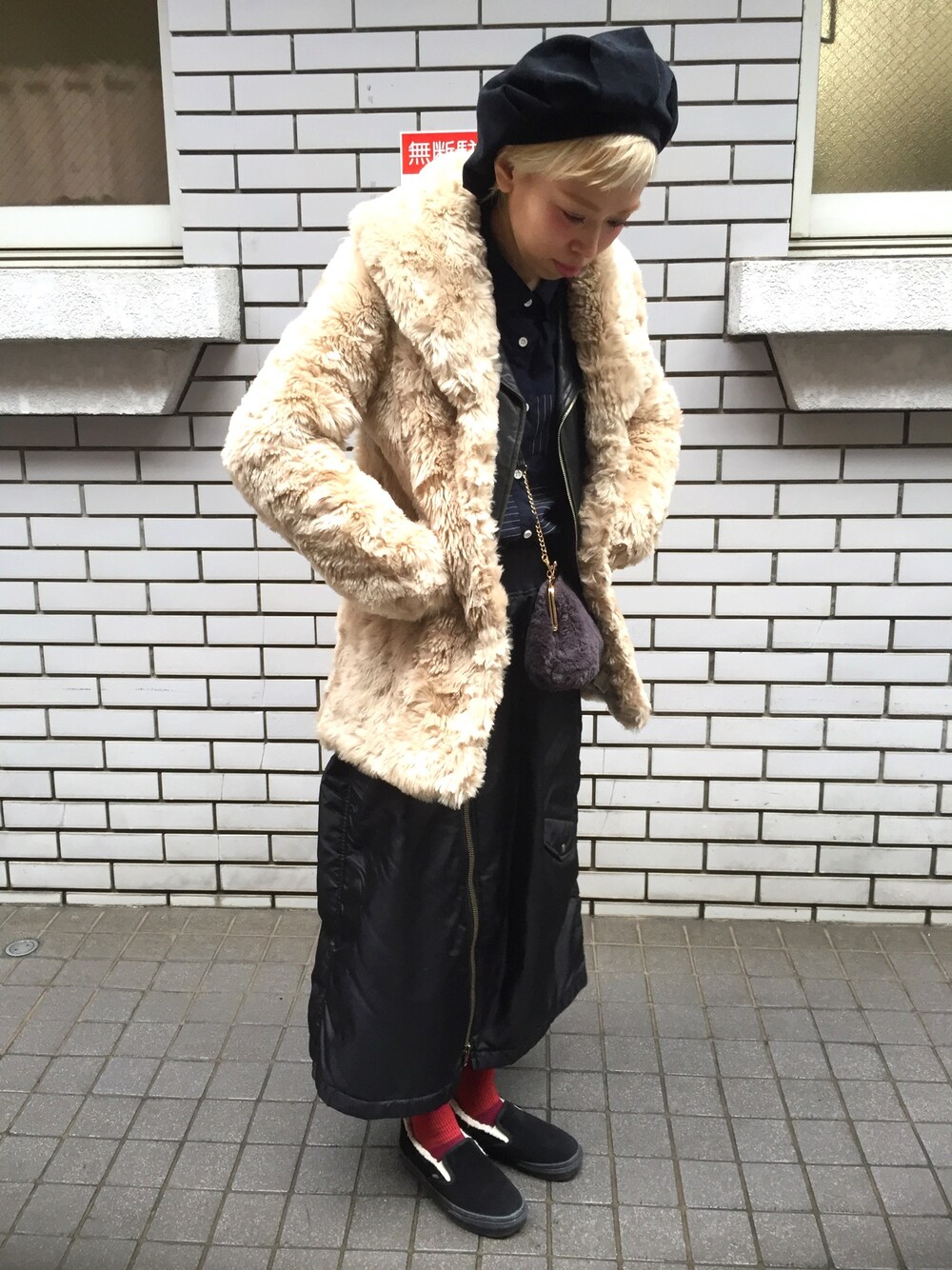 「VANS、RBS、ファーコート、黒、スカート、おしゃれさんと繋がりたい」｜「RBSのアイテム（スカート、ブラック系）」を使った、adocoaさん（レディース・162cm）の冬コーディネートの1枚目の写真