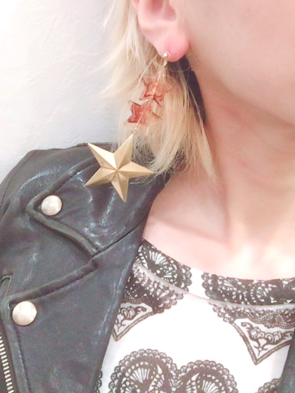 「ピアス、イヤリング、アクセサリー、ライダーズ、ビューティフルピープル、RNA、Tシャツ、おしゃれさんと繋がりたい」｜「beautiful peopleのアイテム（ライダースジャケット、ブラック系）」を使った、adocoaさん（レディース・162cm）の春コーディネートの1枚目の写真