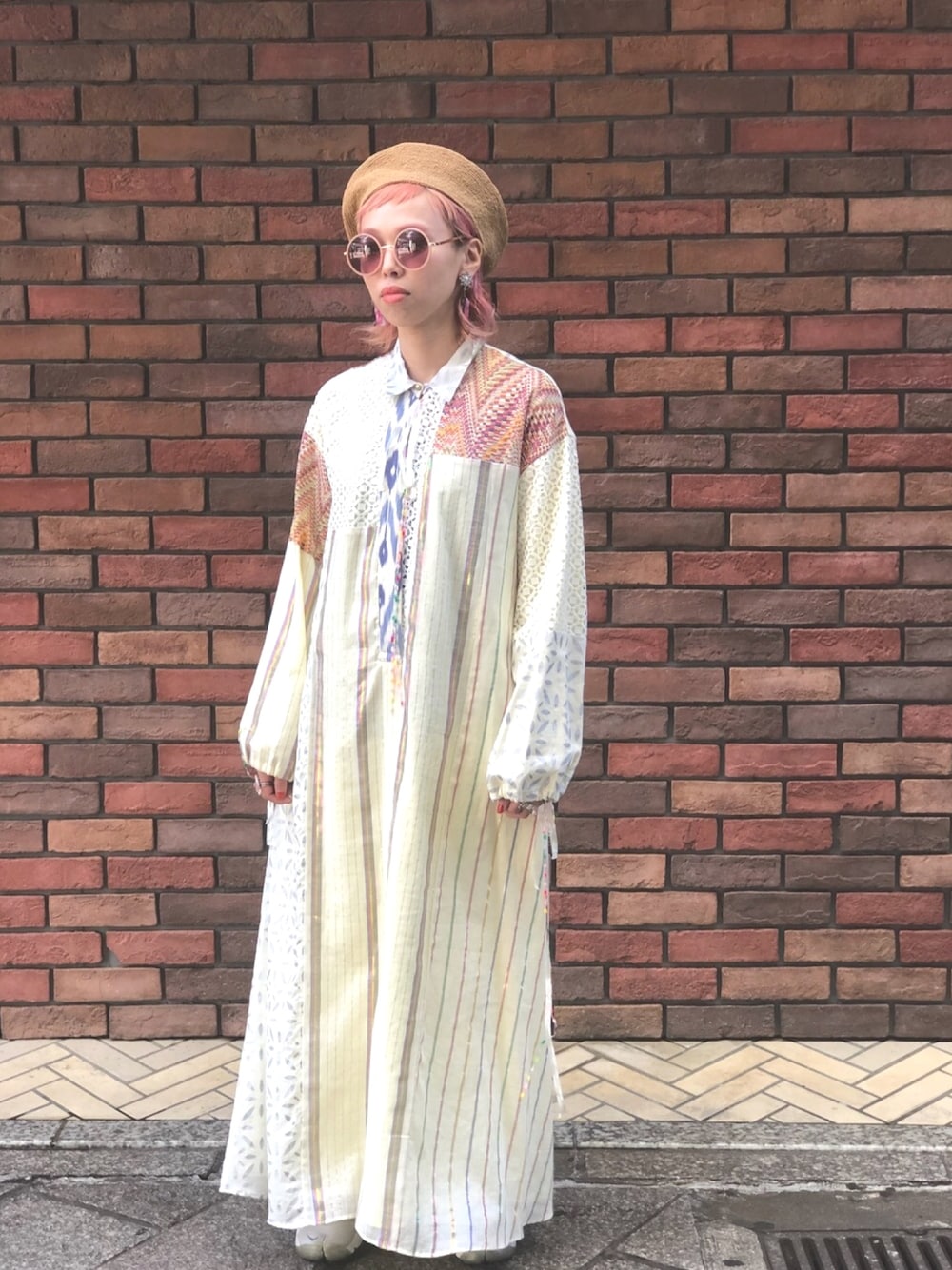 「ヒッピネス、ヒッピ、ワンピース、ナイキ、エアリフト、夏のワントーンコーデ、サングラス、ピンクヘアー、hippiness」｜「hippinessのアイテム（ワンピース、ホワイト系）」を使った、adocoaさん（レディース・161cm）の夏コーディネートの1枚目の写真