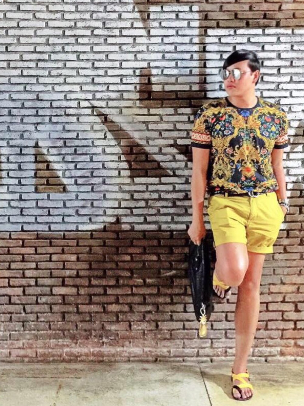 「Ray-Banのアイテム（サングラス、シルバー系）」を使った、Dan Yaoさん（メンズ・176cm）の夏コーディネートの1枚目の写真