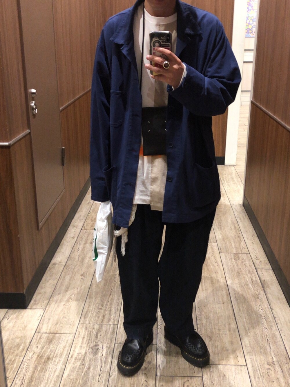 「春コーデ、パステル映える春、休日スタイル、UNIQLO、デニムパンツ、ビッグシルエット、ワイドパンツ」｜「Maison Margielaのアイテム（Tシャツ/カットソー、ホワイト系）」を使った、なにょん。さん（メンズ・177cm）の春コーディネートの1枚目の写真