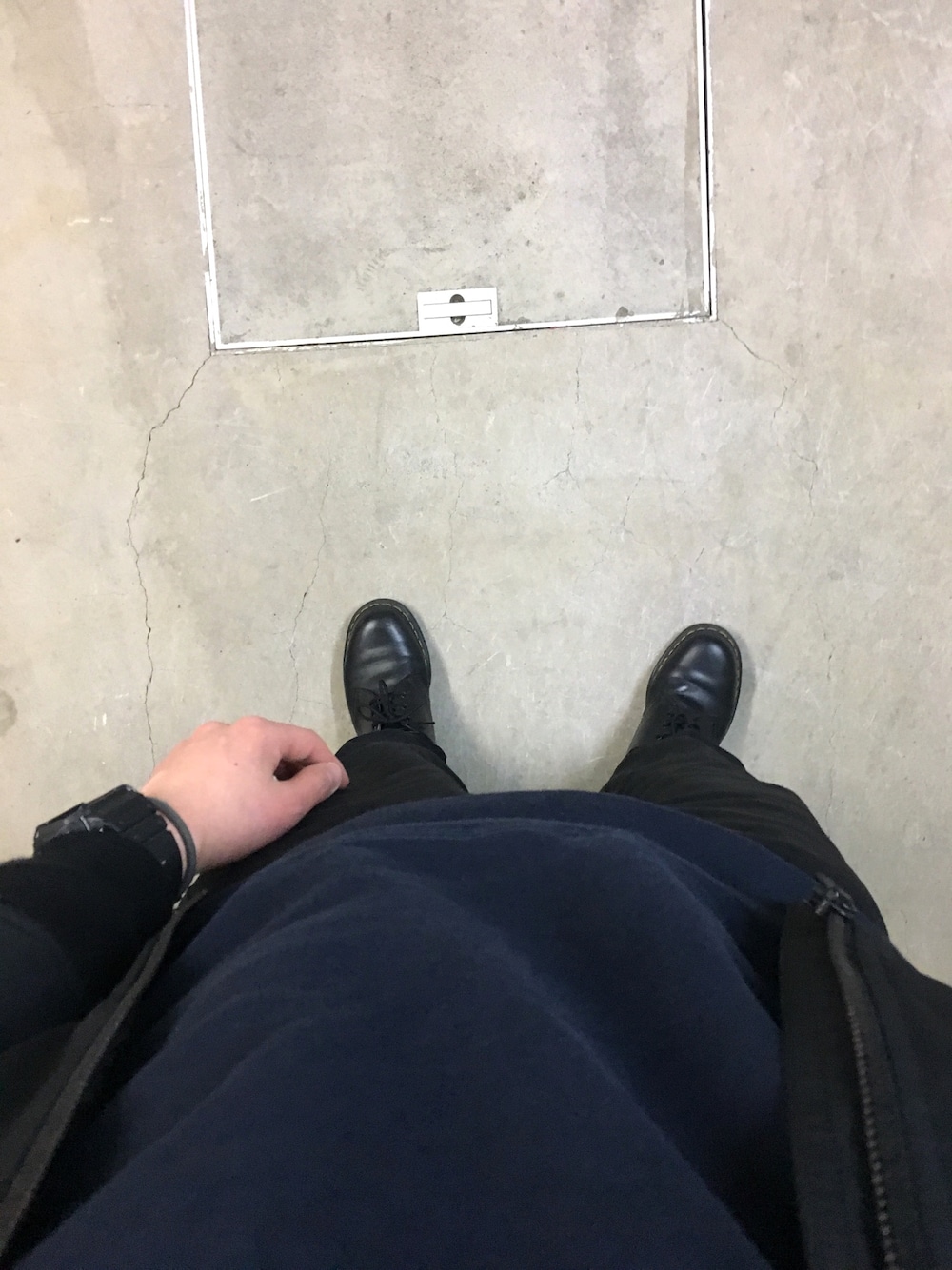 ブラック系のミリタリージャケット、ブルー系のスウェット、ブラック系のデニムパンツを着用したメンズの冬コーディネートの1枚目の写真