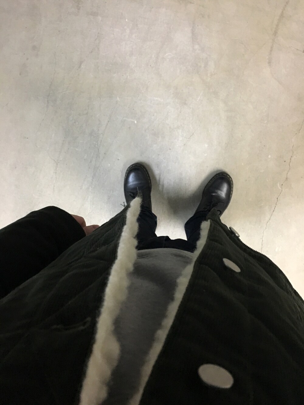 グリーン系のブルゾン、グレー系のスウェット、ブルー系のデニムパンツを着用したメンズの冬コーディネートの1枚目の写真