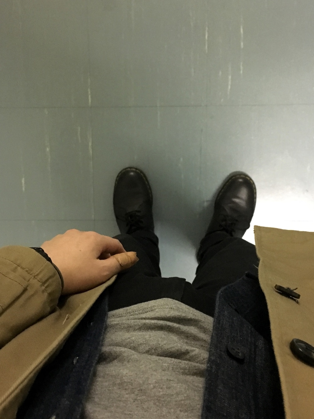 ブラック系のブーツ、ブルー系のシャツ/ブラウス、グレー系のTシャツ/カットソーを着用したメンズの春コーディネートの1枚目の写真