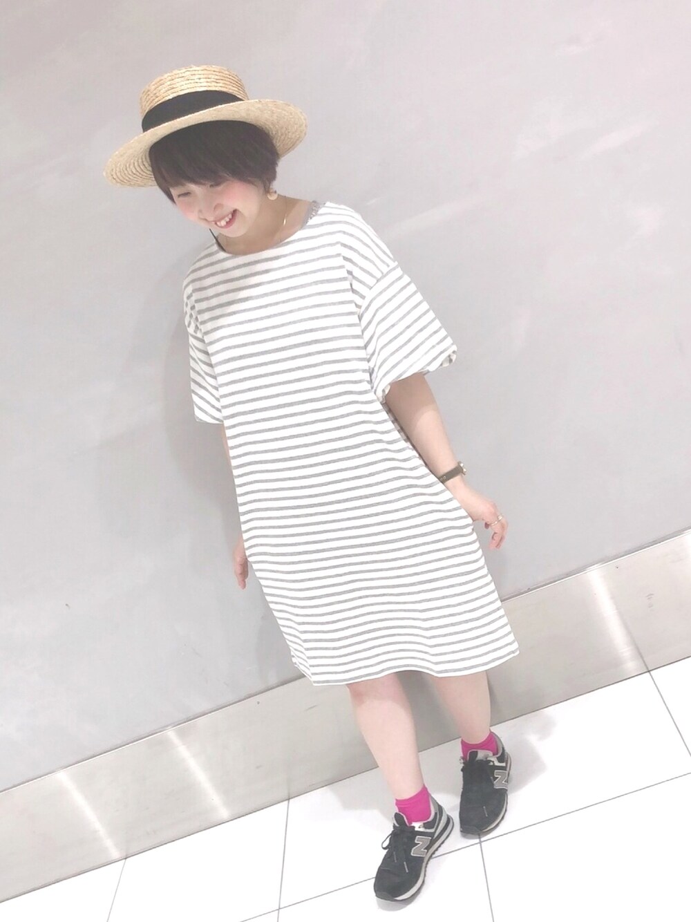 「ワンピース、ボーダー、ボーダーワンピース、麦わら帽子、スニーカー」｜「earth music&ecologyの麦カンカン帽（ハット、ベージュ系）」を使った、kazuki tokizawaさん（レディース・152cm）の春コーディネートの1枚目の写真