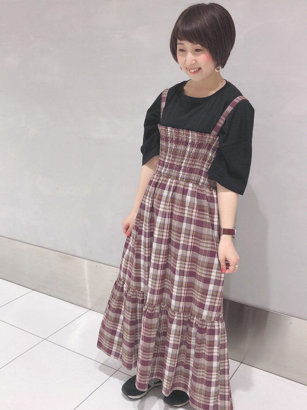 「ワンピース、マドラスチェック、カジュアルダウン」｜「earth music&ecologyの5分袖クルーネックTシャツ （Tシャツ/カットソー、ブラック系）」を使った、kazuki tokizawaさん（レディース・152cm）の春コーディネートの1枚目の写真