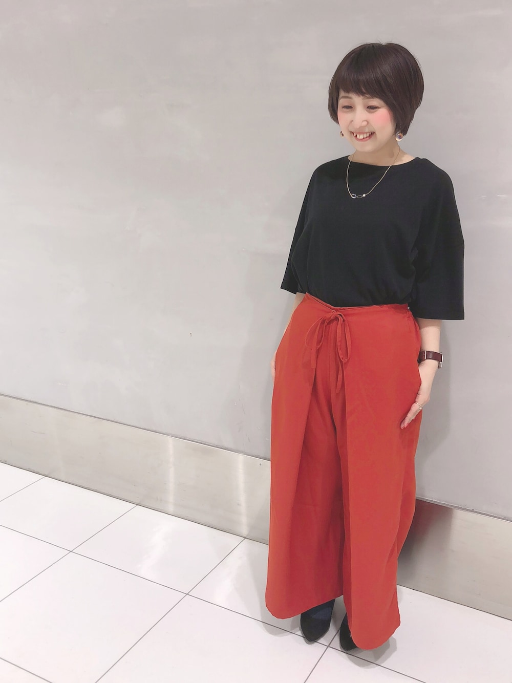 「テラコッタ×ブラック、テラコッタパンツ、earth music&ecology」｜「earth music&ecologyの5分袖クルーネックTシャツ （Tシャツ/カットソー、ブラック系）」を使った、kazuki tokizawaさん（レディース・152cm）の春コーディネートの1枚目の写真