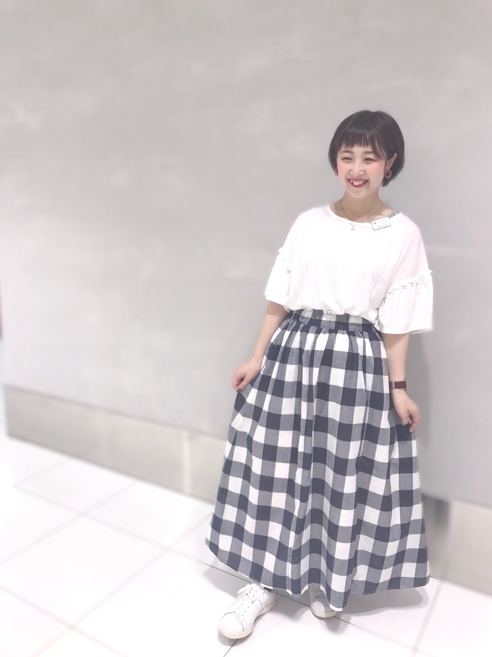 「earth music&ecology、ひやするカットソー、フレンチリネン、ブロックチェック、ブロックチェックスカート」｜「earth music&ecologyの・ソデコンT(ボリューム)（Tシャツ/カットソー、ホワイト系）」を使った、kazuki tokizawaさん（レディース・152cm）の春コーディネートの1枚目の写真