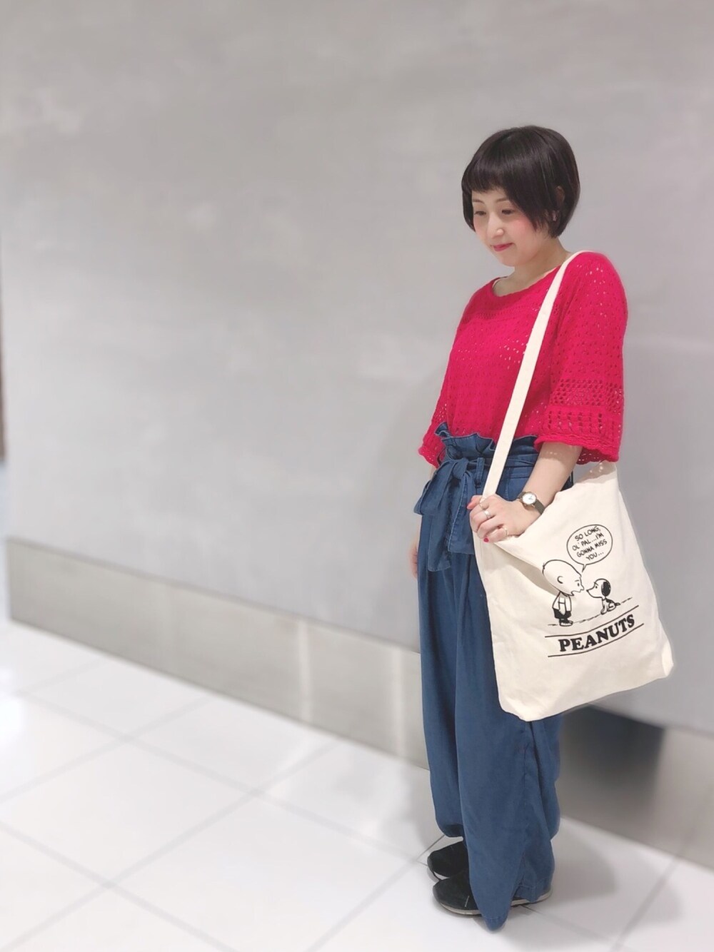 「earth music&ecology、アースミュージック＆エコロジー、津田沼パルコ、接触冷感、デニム、ワイドパンツ、クロシェット、かぎ針編みニット、赤ニット、PEANUTS」｜「NEW BALANCEのNEW BALANCE MRL996BL (BLACK)（スニーカー、ブラック系）」を使った、kazuki tokizawaさん（レディース・152cm）の春コーディネートの1枚目の写真