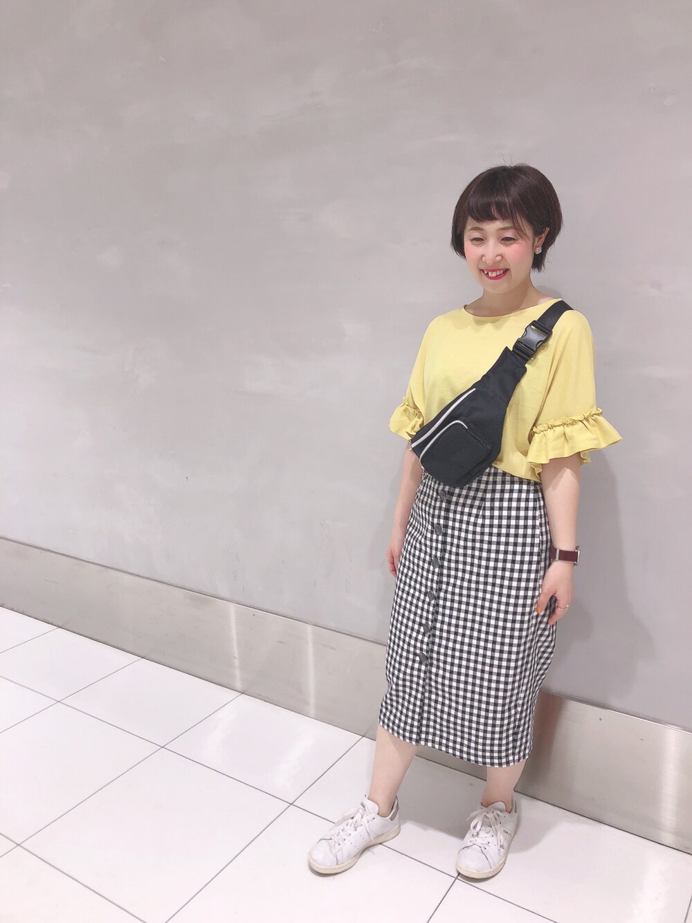 「earth music&ecology、ギンガムチェック、ギンガムチェックスカート、タイトスカート、フリルスリーブ、adidas、スタンスミス」｜「earth music&ecologyの・前ボタンギンガムチェックタイトスカート ○（スカート、ブラック系）」を使った、kazuki tokizawaさん（レディース・152cm）の春コーディネートの1枚目の写真