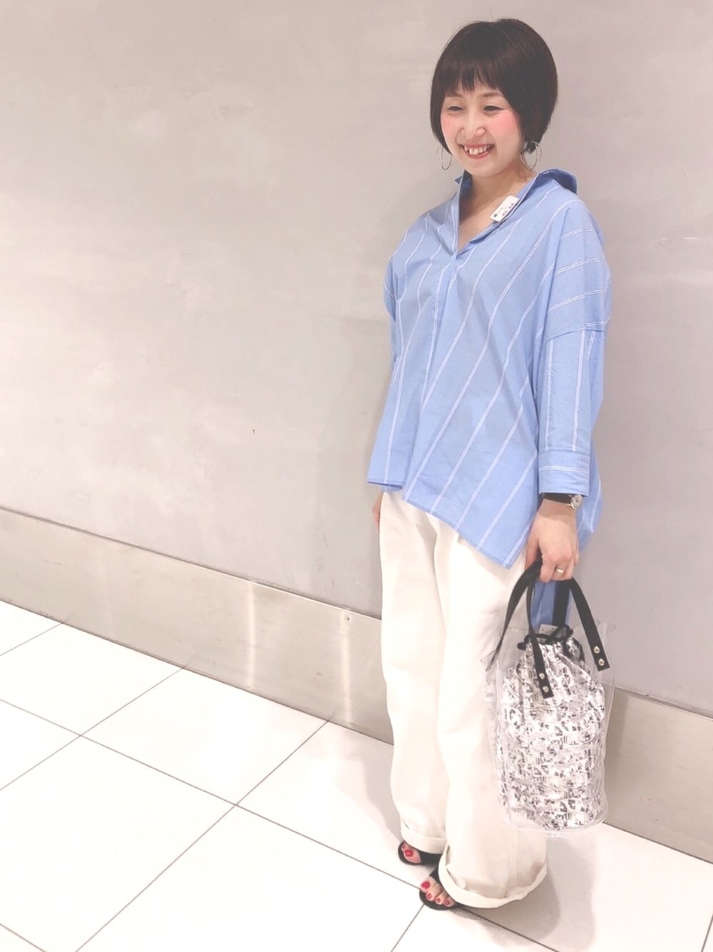「earth music&ecology、津田沼パルコ、白ワイドパンツ、白パンツ、シャツ、ストライプ、チュニック、ビッグシャツ、低身長」｜「earth music&ecologyの・BIGチュニックシャツ（チュニック、ブルー系）」を使った、kazuki tokizawaさん（レディース・152cm）の春コーディネートの1枚目の写真