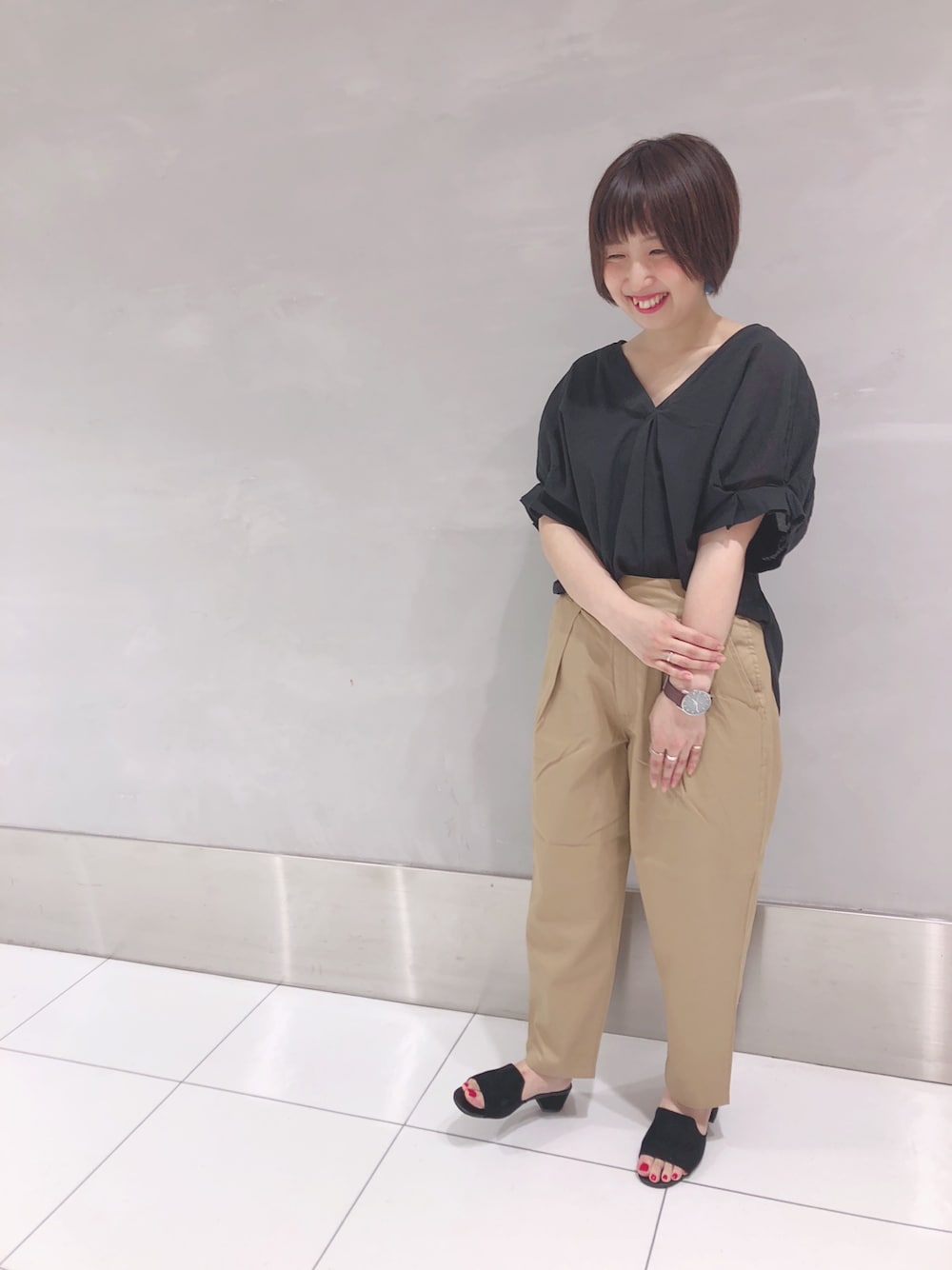 「earth music&ecology、夏コーデ、プチプラ、プチプラコーデ、グルカパンツ、黒ブラウス、ベージュ×ブラック、オリエンタルトラフィック、SKAGEN、ミュールサンダル」｜「earth music&ecologyのコットンボイルスキッパーシャツ（シャツ/ブラウス、ブラック系）」を使った、kazuki tokizawaさん（レディース・152cm）の春コーディネートの1枚目の写真