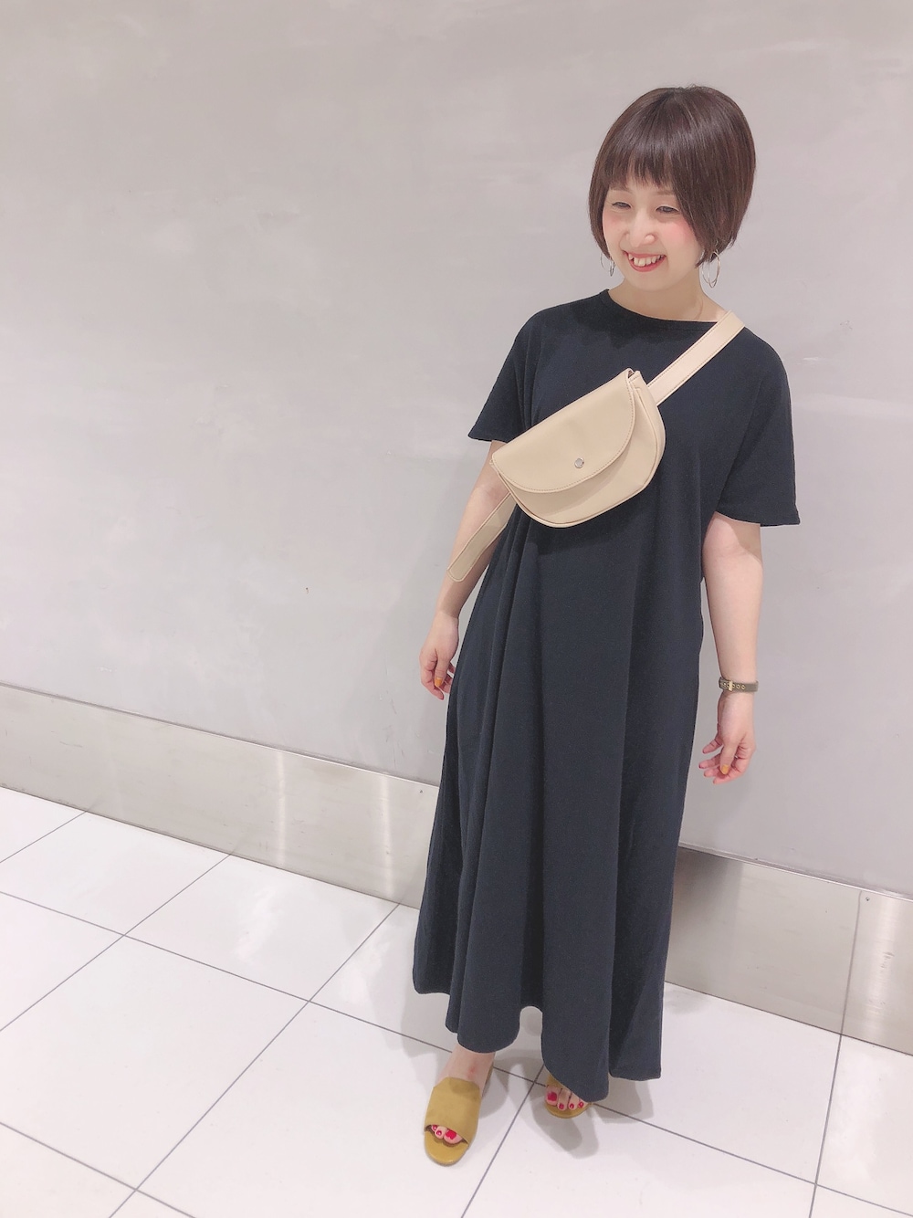 「earth music&ecology、アースミュージック＆エコロジー、プチプラ、プチプラコーデ、ワンピース、カットソーワンピース、ミュールサンダル」｜「earth music&ecologyの・Aラインカットワンピース（ワンピース、ブラック系）」を使った、kazuki tokizawaさん（レディース・152cm）の春コーディネートの1枚目の写真