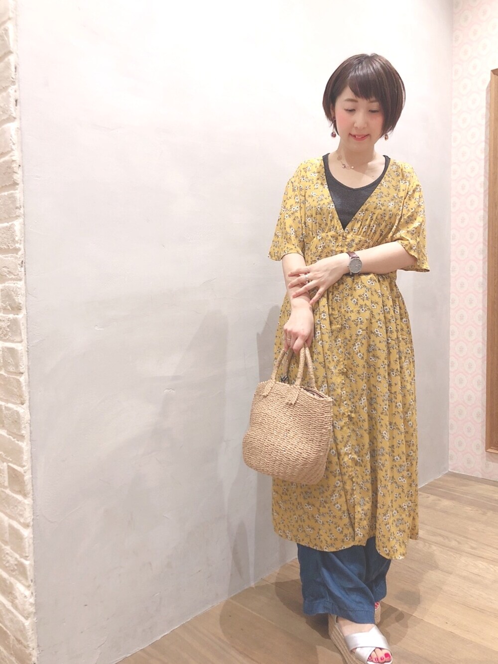 「earth music&ecology、アースミュージック＆エコロジー、黄色×デニム、ガウンワンピース、ワンピース、厚底サンダル、プチプラ、プチプラコーデ」｜「earth music&ecologyの・プリントガウンワンピース ●（ワンピース、イエロー系）」を使った、kazuki tokizawaさん（レディース・152cm）の夏コーディネートの1枚目の写真