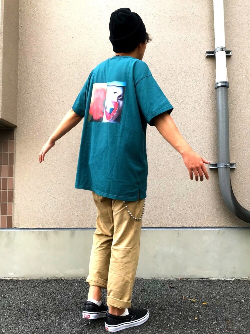 「休日スタイル、お洒落さんとつながりたい、オーバーサイズ、シンプル、バックプリント、VAINL ARCHIVE、スリッポン、チノパン、夏コーデ、えびスタイル」｜「VAINL ARCHIVEのアイテム（Tシャツ/カットソー、グリーン系）」を使った、えびさん🍤さん（メンズ・168cm）の春コーディネートの1枚目の写真