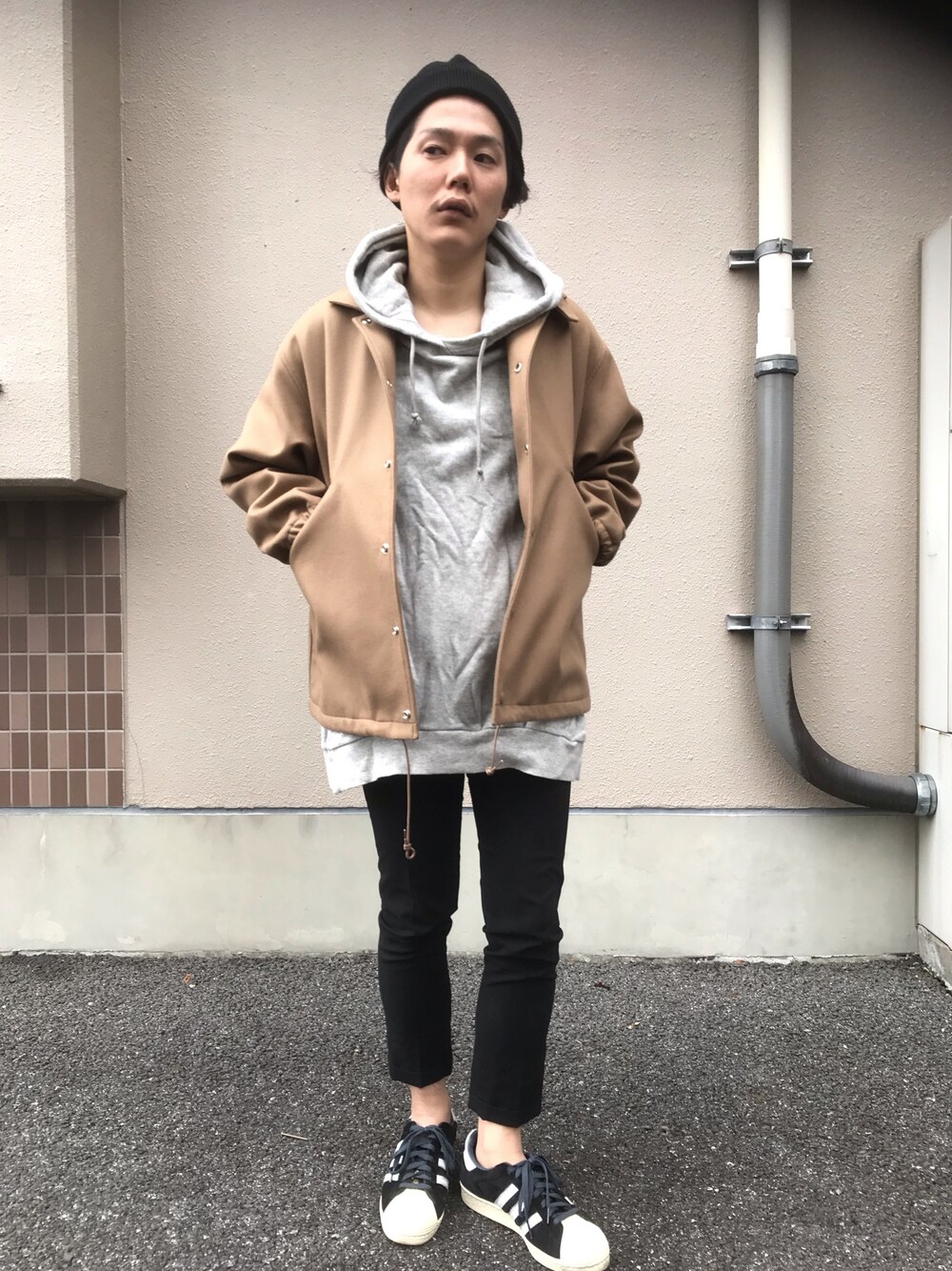 「スポーツMIX'18秋、秋コーデ、休日スタイル、シンプル、おしゃれさんと繋がりたい、黒スキニー、ビッグシルエット、ストリート、スニーカー、えびスタイル」｜「glambのLaurie parka（パーカー、グレー系）」を使った、えびさん🍤さん（メンズ・168cm）の秋コーディネートの1枚目の写真