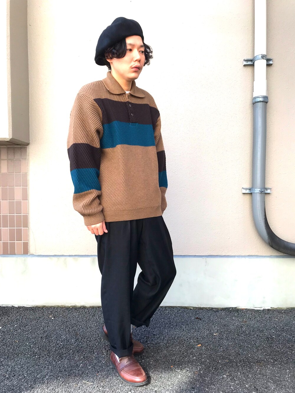 「お洒落さんとつながりたい、秋コーデ、ビッグシルエット、ワイドパンツ、革靴、ニット、ポロシャツ、ベレー帽、ブラウン、えびスタイル」｜「LOUNGE LIZARDのBY RACAL 8 PANEL CASQUETTE（キャスケット、ブラック系）」を使った、えびさん🍤さん（メンズ・168cm）の秋コーディネートの1枚目の写真