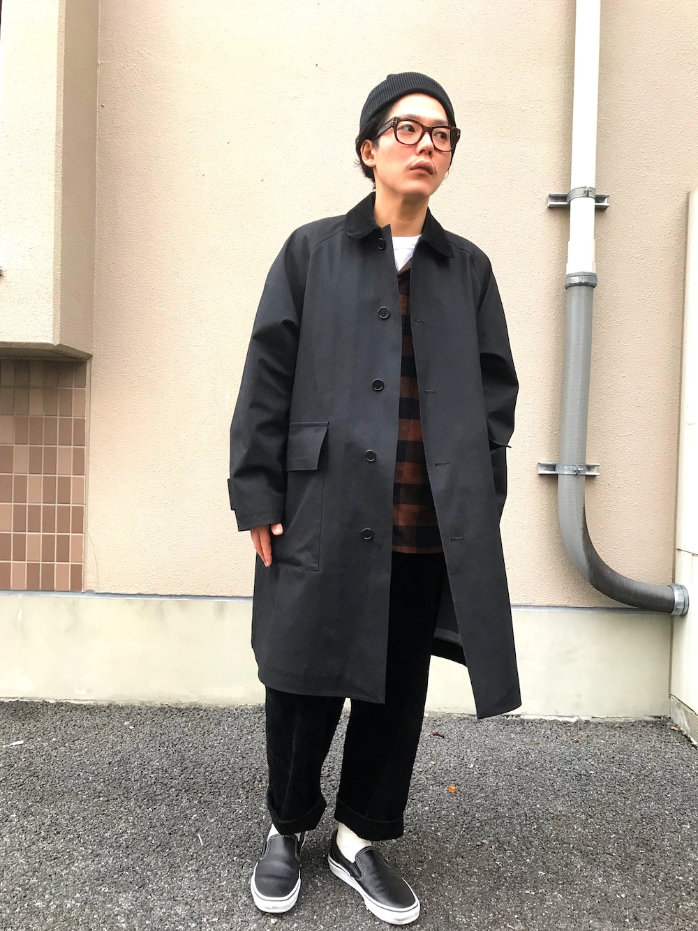 「秋コーデ、ストリート服が好き、おしゃれさんと繋がりたい、ブラック、ビッグシルエット、Aライン、シンプルコーデ、ステンカラーコート、メガネ男子、えびスタイル」｜「crepusculeのcrepuscule knit cap（ニットキャップ/ビーニー、ブラック系）」を使った、えびさん🍤さん（メンズ・168cm）の秋コーディネートの1枚目の写真