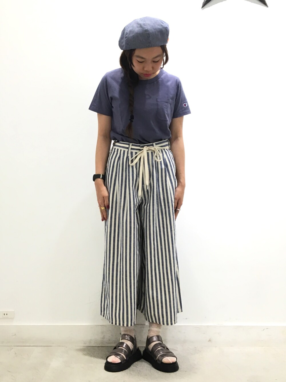 ブルー系のTシャツ/カットソー、ブルー系のパンツ、シルバー系のサンダルを着用したレディースの春コーディネートの1枚目の写真